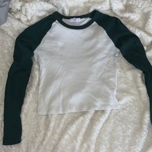 Cropped and fitted woman “baseball tee”